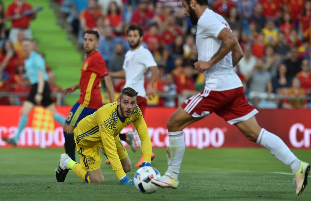 Georgia's midfielder Tornike Okriashvili (R) kicks the ball to score past Spain's goalkeeper David de Gea during the EURO 2016 friendly football match Spain vs Georgia at the Coliseum Alfonso Perez stadium in Getafe, on June 7, 2016, in preparation for the upcoming Euro 2016 European football championship. / AFP PHOTO / GERARD JULIEN