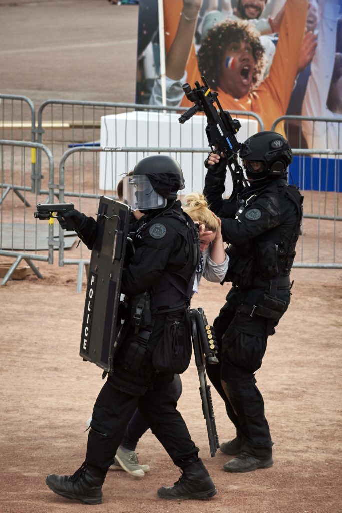 Police forces take part in a mock suicide attack exercise as part of security measures for the upcoming Euro 2016 football championship, at the fan zone in Lyon, central-eastern France, on June 7, 2016. / AFP PHOTO / JEAN-PHILIPPE KSIAZEK