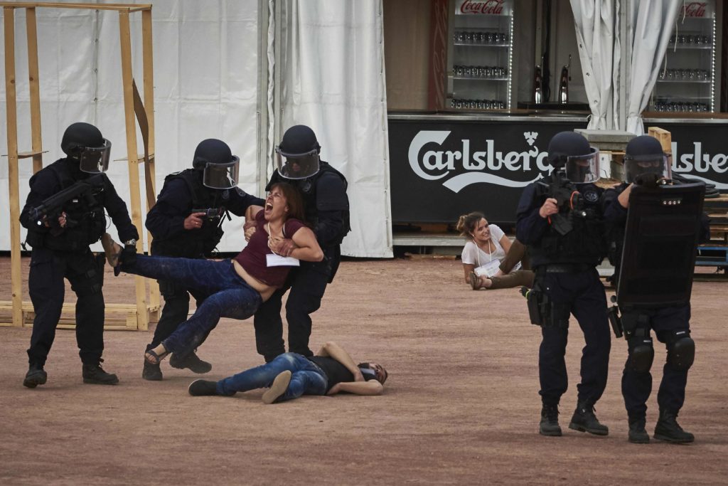 Police forces take part in a mock suicide attack exercise as part of security measures for the upcoming Euro 2016 football championship, at the fan zone in Lyon, central-eastern France, on June 7, 2016. / AFP PHOTO / JEAN-PHILIPPE KSIAZEK