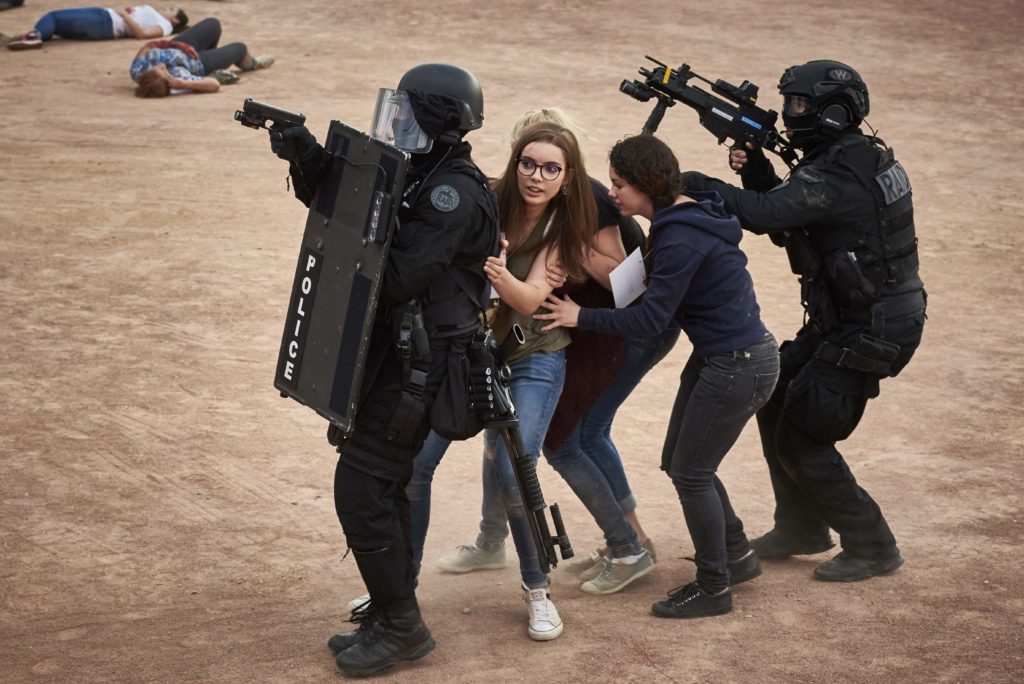 Police forces take part in a mock suicide attack exercise as part of security measures for the upcoming Euro 2016 football championship, at the fan zone in Lyon, central-eastern France, on June 7, 2016. / AFP PHOTO / JEAN-PHILIPPE KSIAZEK