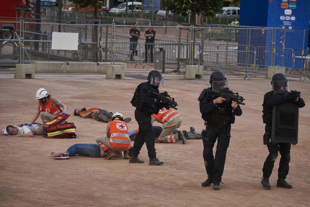 Emergency workers and police forces take part in a mock suicide attack exercise as part of security measures for the upcoming Euro 2016 football championship, at the fan zone in Lyon, central-eastern France, on June 7, 2016. / AFP PHOTO / JEAN-PHILIPPE KSIAZEK