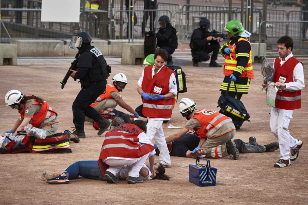 Emergency workers and police forces take part in a mock suicide attack exercise as part of security measures for the upcoming Euro 2016 football championship, at the fan zone in Lyon, central-eastern France, on June 7, 2016. / AFP PHOTO / JEAN-PHILIPPE KSIAZEK