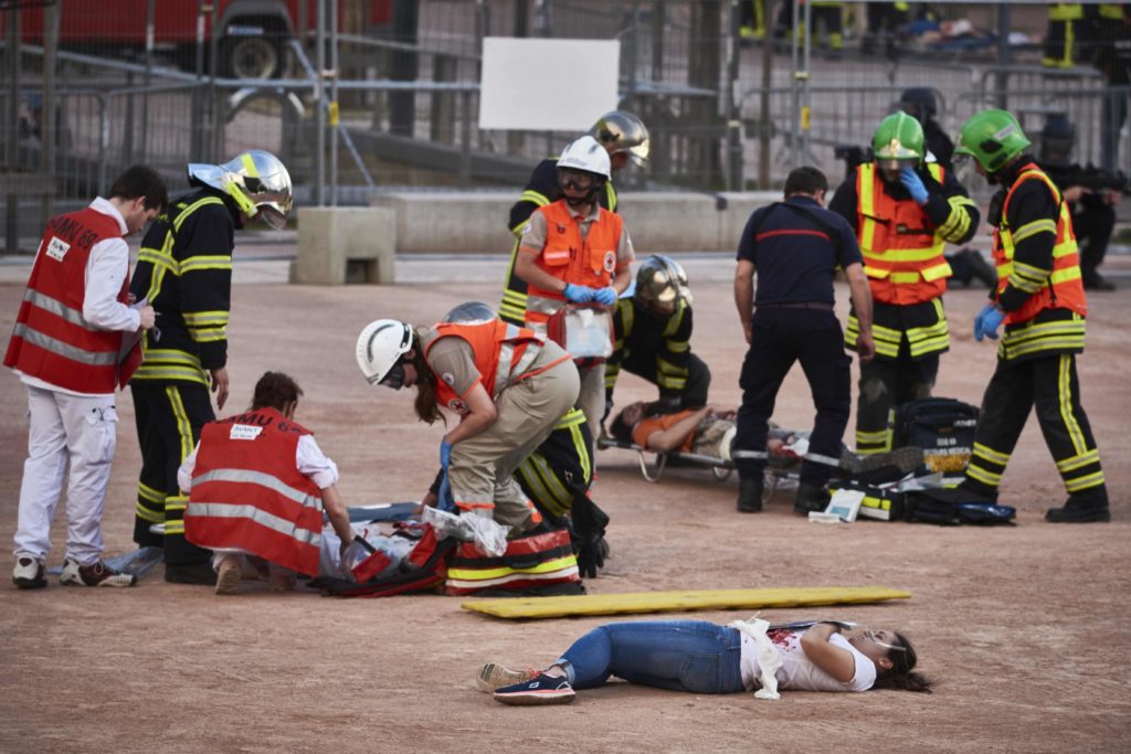 Police forces and emergency workers take part in a mock suicide attack exercise as part of security measures for the upcoming Euro 2016 football championship, at the fan zone in Lyon, central-eastern France, on June 7, 2016. / AFP PHOTO / JEAN-PHILIPPE KSIAZEK