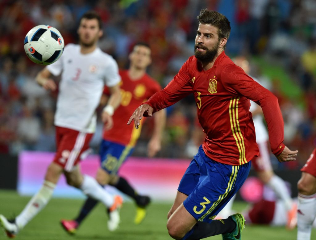 Spain's defender Gerard Pique eyes the ball during the EURO 2016 friendly football match Spain vs Georgia at the Coliseum Alfonso Perez stadium in Getafe, on June 7, 2016, in preparation for the upcoming Euro 2016 European football championship. / AFP PHOTO / GERARD JULIEN