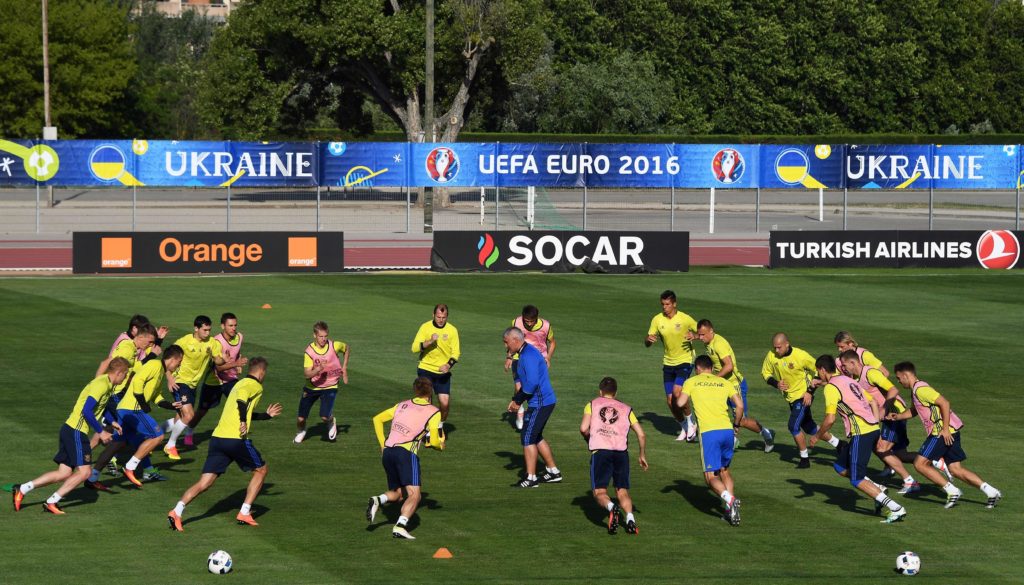 Ukrainian players attend a training session at the stade Carcassonne in Aix-en-Provence, southern France, on June 8, 2016, prior to the Euro 2016 football tournament. / AFP PHOTO / ANNE-CHRISTINE POUJOULAT