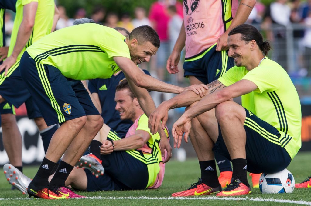 Sweden's forward and team captain Zlatan Ibrahimovic (R) and forward Marcus Berg share a joke during a training session of Sweden's national football team at the team's training ground in Saint-Nazaire, western France, on June 8, 2016, ahead of the Euro 2016 football tournament. / AFP PHOTO / JONATHAN NACKSTRAND