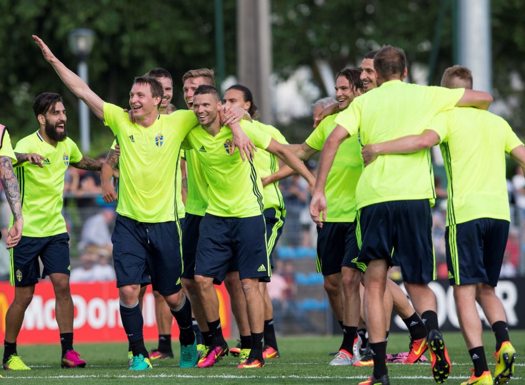 Sweden's national football team attends a training session at the team's training ground in Saint-Nazaire, western France, on June 8, 2016, ahead of the Euro 2016 football tournament. / AFP PHOTO / JONATHAN NACKSTRAND