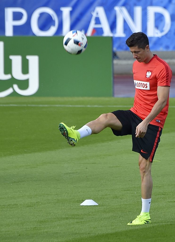 Poland's forward Robert Lewandowski warms up during a training session at the team's training ground in La Baule, western France, on June 8, 2016, two days prior to the beginning of the Euro 2016 football tournament.  / AFP PHOTO / LOIC VENANCE