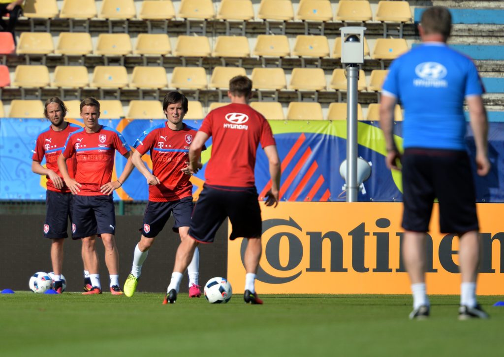 Czech Republic's midfielder Tomas Rosicky (3rd L), Czech Republic's midfielder Borek Dockal (2nd L) and Czech Republic's midfielder Jaroslav Plasil (L) attend a training session at their training ground in Tours ahead of the Euro 2016 football tournament, on June 8, 2016.  / AFP PHOTO / GUILLAUME SOUVANT