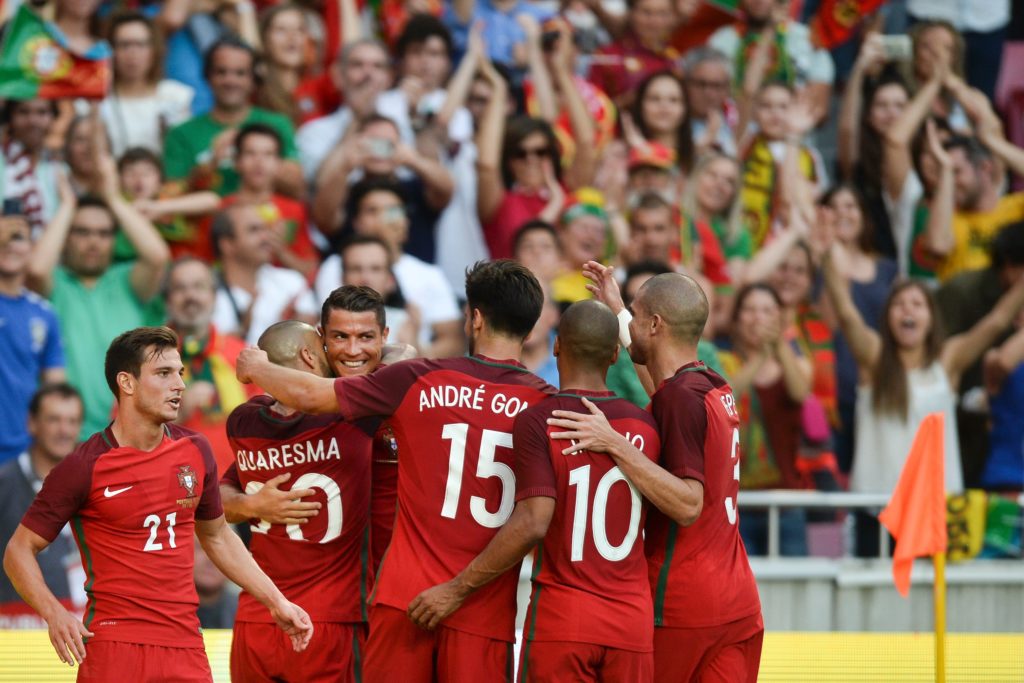 Portugal's forward Cristiano Ronaldo (3L) celebrates with his teammates after scoring against Estonia during the friendly football match Portugal vs Estonia at Luz stadium in Lisbon on June 8, 2016, in preparation for the upcoming UEFA Euro 2016 Championship. / AFP PHOTO / PATRICIA DE MELO MOREIRA