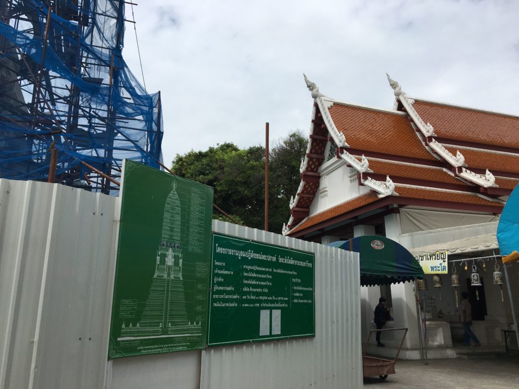 วัดระฆังโฆษิตาราม ซ้าย-พระปรางค์ที่พบอัฐิในโพรง ขวา-อุโบสถหลังเก่า