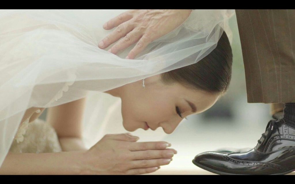 ภาพในงานแต่งเมื่อแตงโมก้มกราบเท้าคุณพ่อ