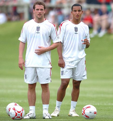 ไมเคิล โอเว่น และ ธีโอ วัลค็อตต์ ในฟุตบอลโลก 2006 ภาพจาก www.dailymail.co.uk