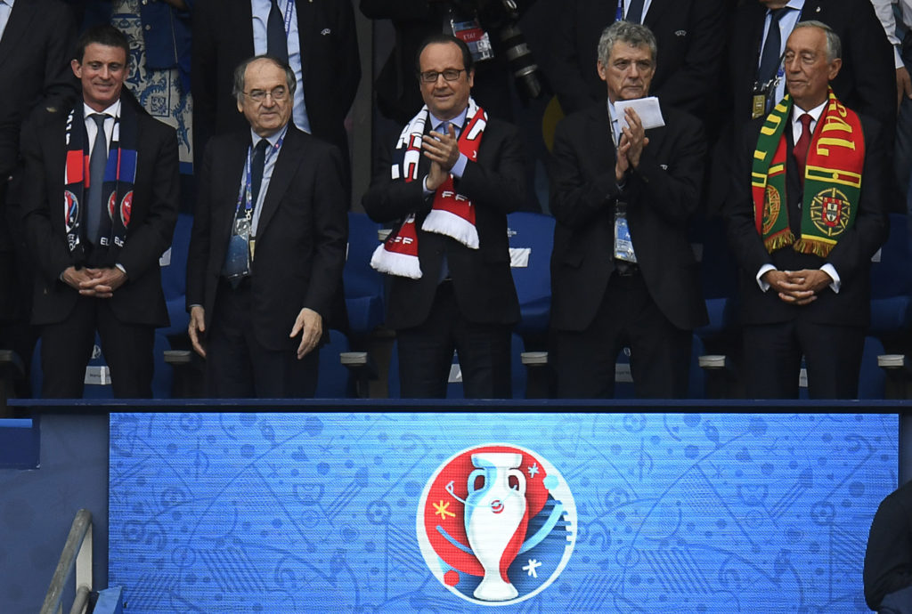 (From L) French Prime Minister Manuel Valls, President of the French Football Federation Noel Le Graet, French President Francois Hollande, UEFA first vice president Angel Maria Villar and Portuguese President Marcelo Rebelo de Sousa applaud ahead of the Euro 2016 final football match between Portugal and France at the Stade de France in Saint-Denis, north of Paris, on July 10, 2016. / AFP PHOTO / PHILIPPE DESMAZES