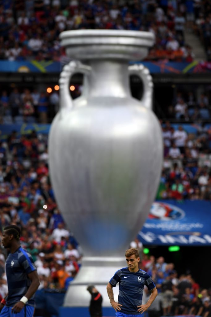 France's forward Antoine Griezmann (C) warms up ahead of the Euro 2016 final football match between Portugal and France at the Stade de France in Saint-Denis, north of Paris, on July 10, 2016. / AFP PHOTO / PATRIK STOLLARZ