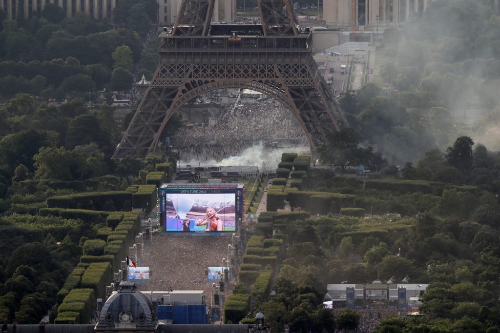 A picture taken from the Tour Montparnasse shows the Champs de Mars fan zone near the Eiffel tower during the Euro 2016 football tournament final match between Portugal and France on July 10, 2016 in Paris. / AFP PHOTO / Thomas SAMSON