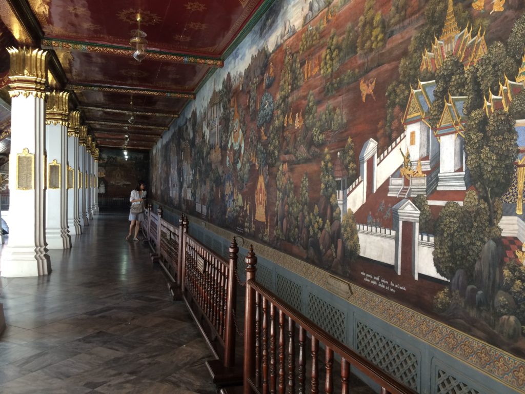 จิตรกรรมรามเกียรติ์ที่ระเบียงคดวัดพระศรีรัตนศาสดารามมีโคลงจารึกสมัย ร.5 อธิบายเรื่องเป็นตอนๆ