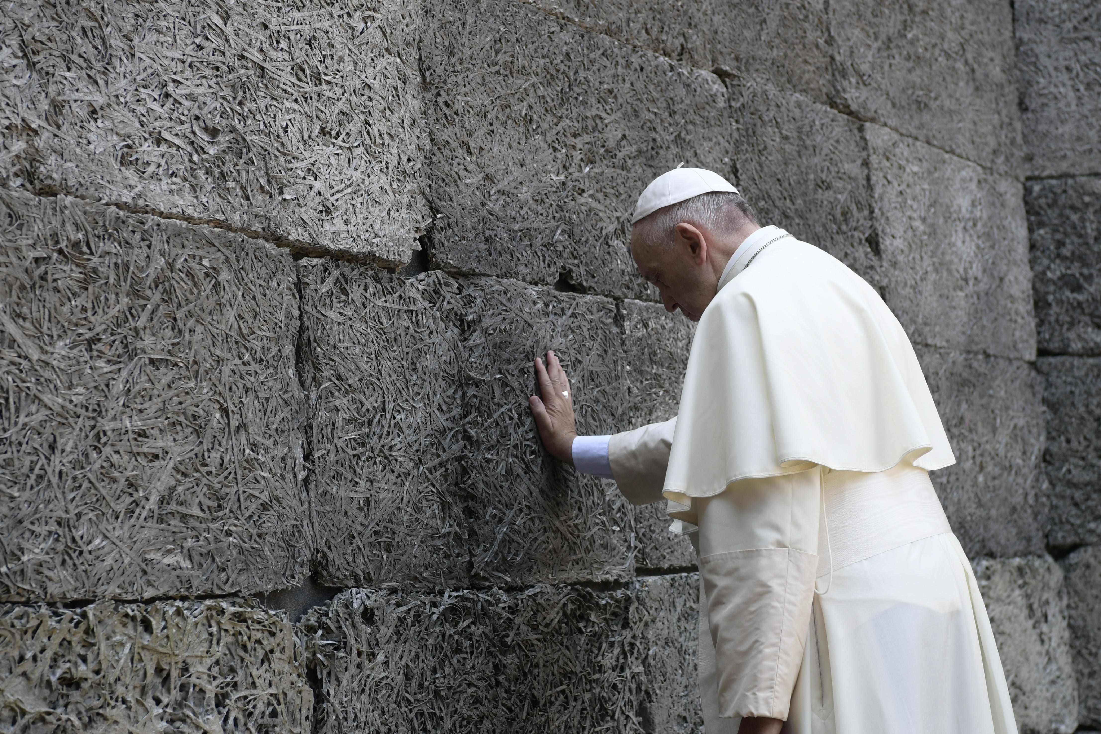 AFP PHOTO / OSSERVATORE ROMANO / HO