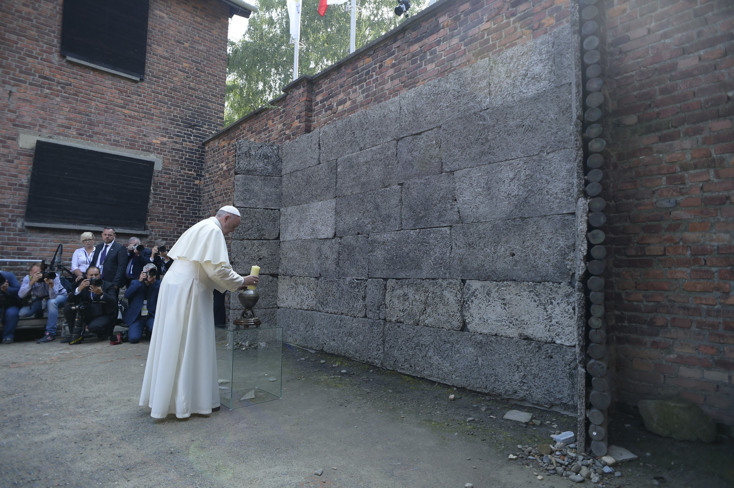 AFP PHOTO / OSSERVATORE ROMANO AND AFP PHOTO / HO
