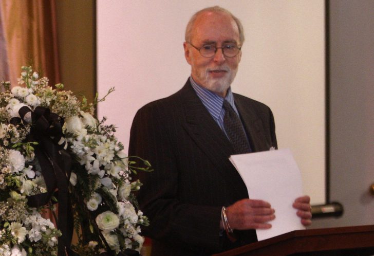 New York Times reporter Sydney Schanberg speaks at the funeral service for his close friend, New York Times photojournalist Dith Pran, in South Plainfield