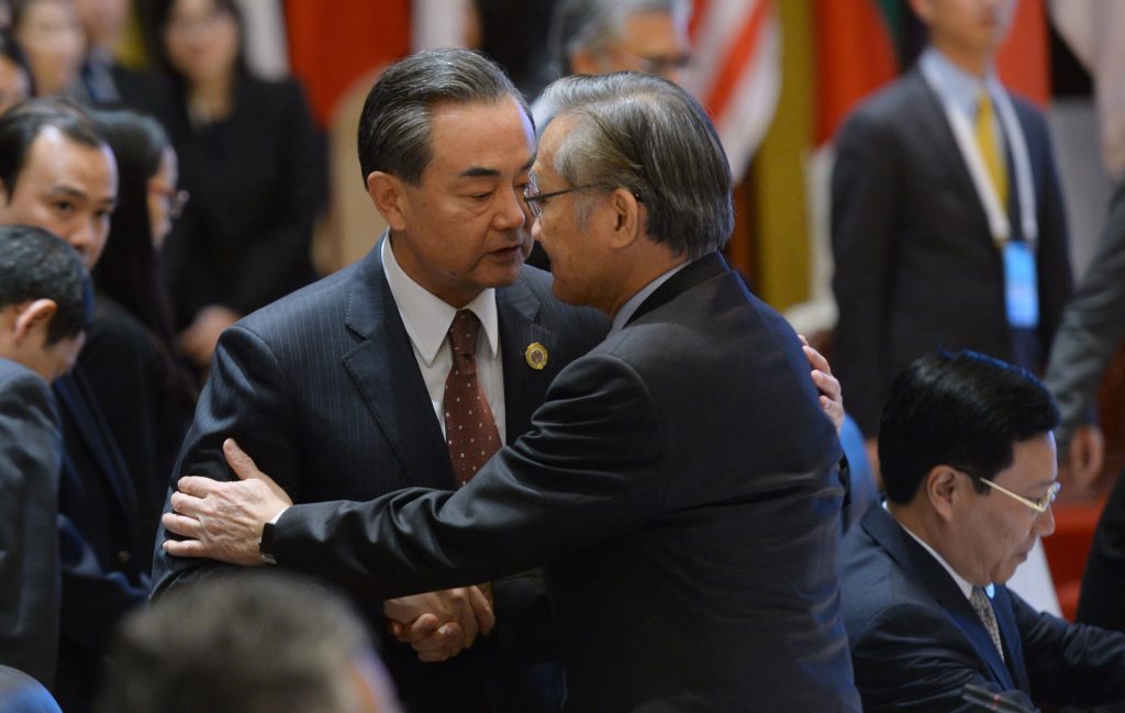 นายหวัง อี้ และนายดอน ปรมัตถ์วินัย รัฐมนตรีว่าการกระทรวงการต่างประเทศ (AFP)