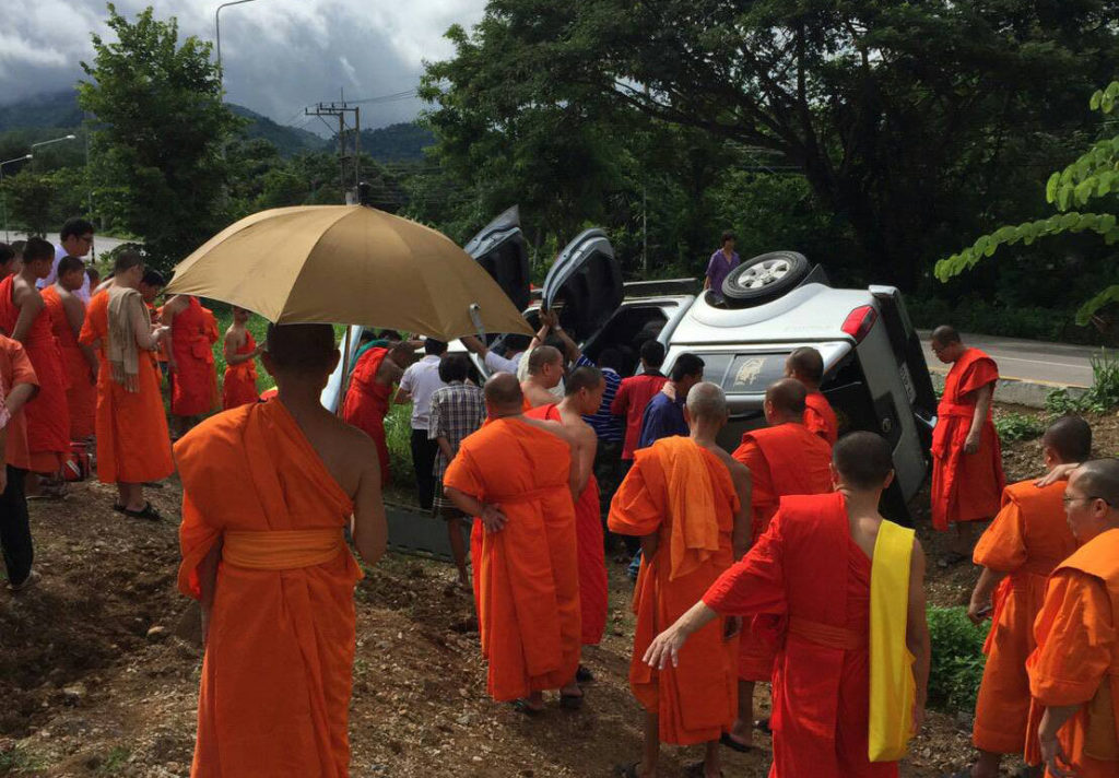 รถพระยางแตก รถหมุนคว้างพุ่งลงข้างทาง กระแทกเสาไฟหัก พระเจ็บ 1 รูป รถพระยางแตก รถหมุนคว้างพุ่งลงข้างทาง กระแทกเสาไฟหัก พระเจ็บ 1 รูป
