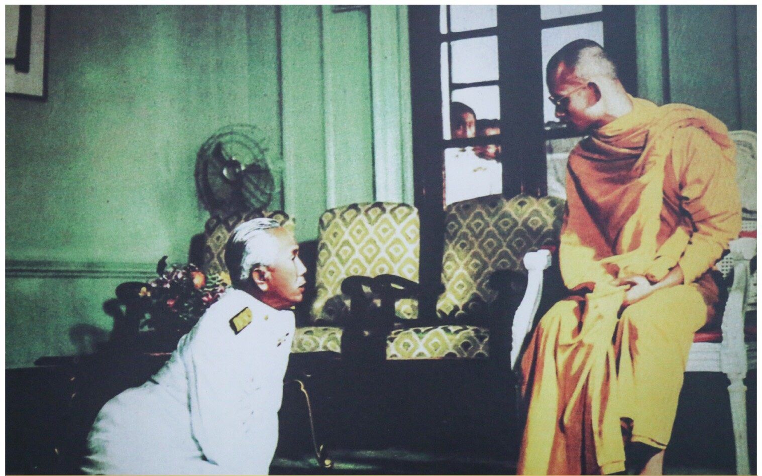 จอมพล ป.พิบูลสงคราม อธิบดีคนแรกของกรมประชาสงเคราะห์ เข้าเฝ้าฯ พระบาทสมเด็จพระเจ้าอยู่หัวขณะทรงผนวช ณ พระตำหนักเพ็ชร วัดบวรนิเวศวิหาร เมื่อปี 2499