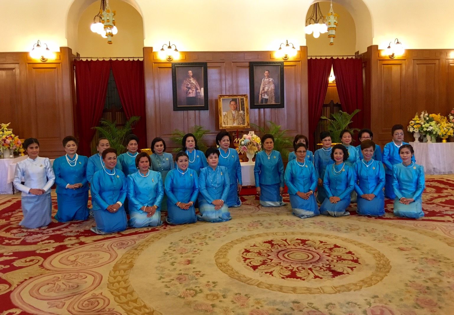 นางวราภรณ์ วงษา นายกสมาคมสโมสรวัฒนธรรมหญิง ในพระบรมราชินูปถัมภ์ พร้อมคณะ