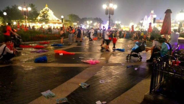 visitors-left-the-ground-trashed-3
