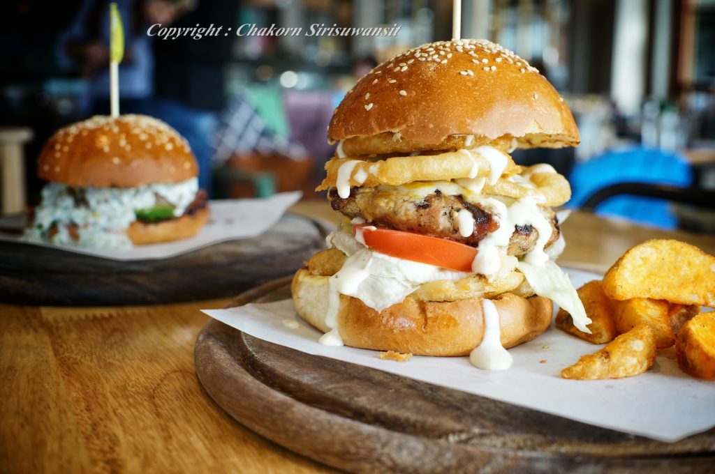 เบอร์เกอร์เนื้อเมนูเด็ดของร้าน "แฮปปี้ฟิช"