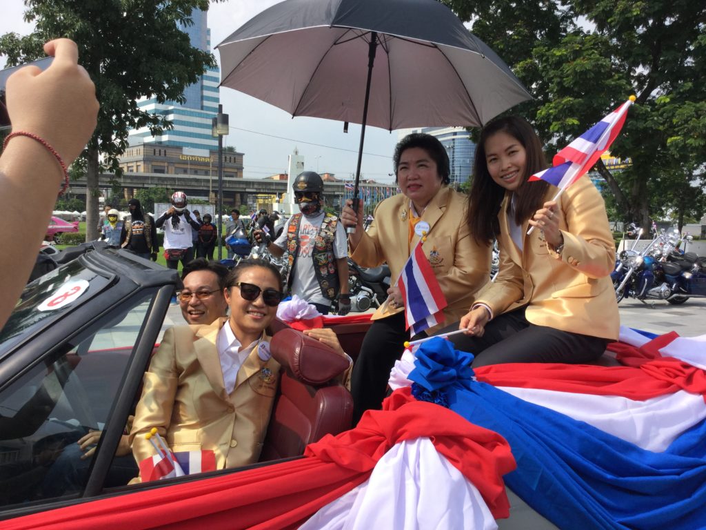 "น้องณี" กับ "น้องเมย" ขึ้นรถขบวนมาด้วยกัน