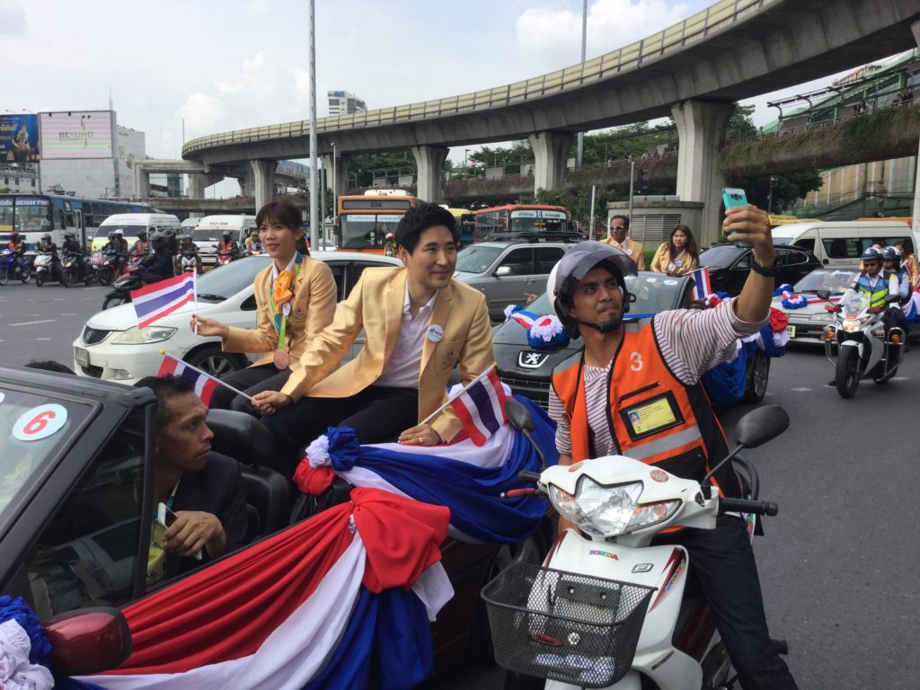 โค้ชเชก็เป็นที่นิยมไม่แพ้นักกีฬาเลยทีเดียว