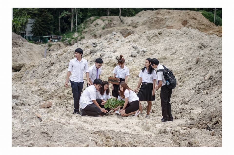 ามพร้อมสมภูมิลำเนา คำบรรยาย--ความเขียวสดและงดงาม ทั้งร่มรื่นแห่งนี้ถูกพลิกโฉมให้กลายเป็น "ห้วยตาดชมพู" แม้จะเป็นการเสียสละสิ่งหนึ่ง เพื่อ สิ่งหนึ่ง แต่กระนั้น ความเขียว ซึ่งเป็นหนึ่งในคำเลืองลือว่า มช. นั้นงามไปด้วยต้นไม้ ดั่งอยุธยางามด้วยวัดวัง ก็หมดไป เหลือเพียงลานดินโล่งๆ แลดูแห้งแล้ง พวกเราก็หวังลึกๆว่า หากมันเป็นน้ำตรงนี้ หวังว่าจะเขียวขึ้นมาหน่อย