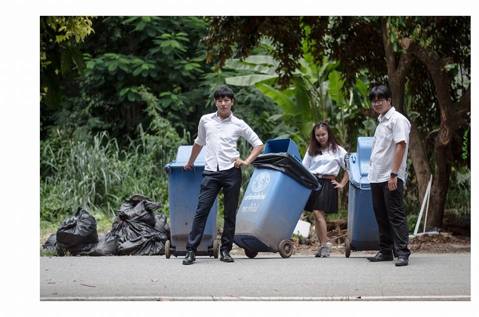 ณ พื้นดินถิ่นสวรรค์ คำบรรยาย--การจัดการขยะในมหาวิทยาลัยยังคงมีให้เห็นการกองขยะที่อยู่ในถุงดำและไม่อยู่ในถุงดำ เรี่ยราดตามข้างทาง ทั้งส่งกลิ่นและสร้างความงาม