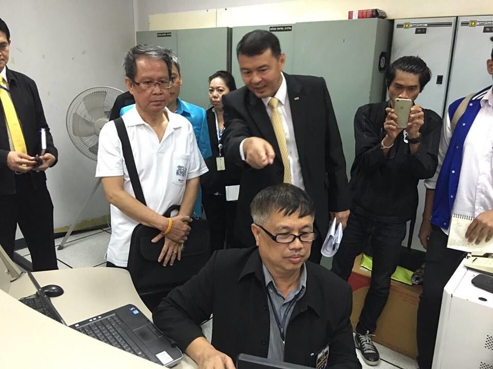 พ.ต.อ.ไพสิฐ วงศ์เมือง อธิบดีดีเอสไอ นำนายชัยณรงค์ อนุกูล น้องชายอดีตที่ดินจ.พังงา ดูภาพวงจรปิดวันเกิดเหตุ