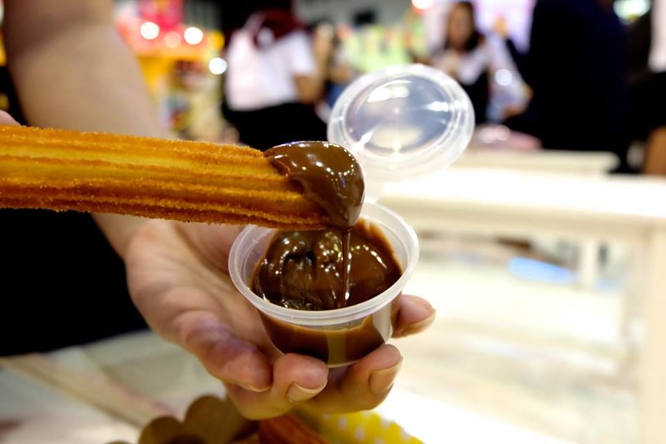 Churros มาพร้อมกับ นูเทลล่า พร้อมให้ดิป จากร้าน Dolly Churro Cafe