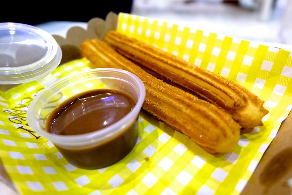 Churros มาพร้อมกับ นูเทลล่า พร้อมให้ดิป จากร้าน Dolly Churro Cafe