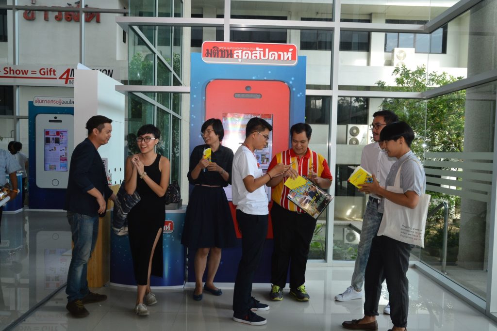  กลุ่มนักวิชาการรุ่นใหม่ ให้ความสนใจกับบูธของมติชนสุดสัปดาห์