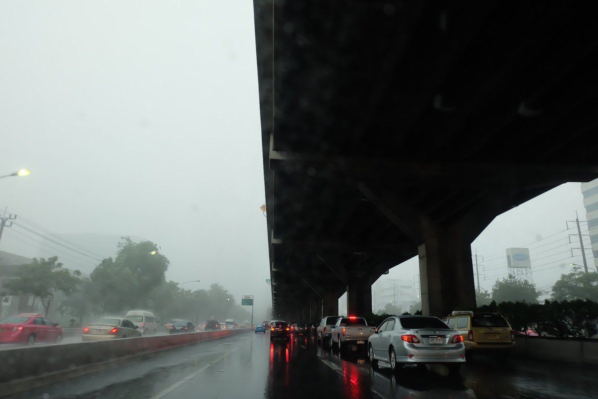 16.12น.@fm91trafficpro หลักสี่ ฝนตกหนักมาก การจราจรเริ่มติดขัด