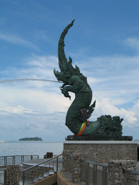 ประติมากรรมพญานาคพ่นน้ำ ริมทะเลสาบสงขลา (ภาพจากก wikipedia)