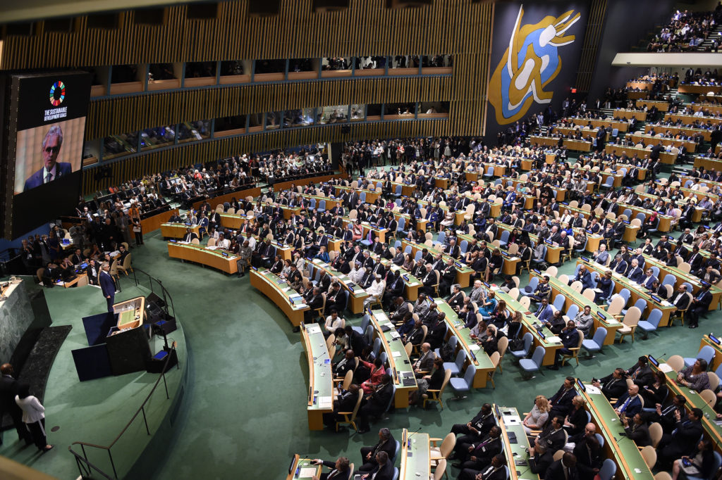 สมาชิกสหประชาชาติร่วมงานครบ 1 ปีเป้าหมายการพัฒนาที่ยั่งยืนที่สำนักงานใหญ่สหประชาชาติ เมื่อวันที่ 20 กันยายน