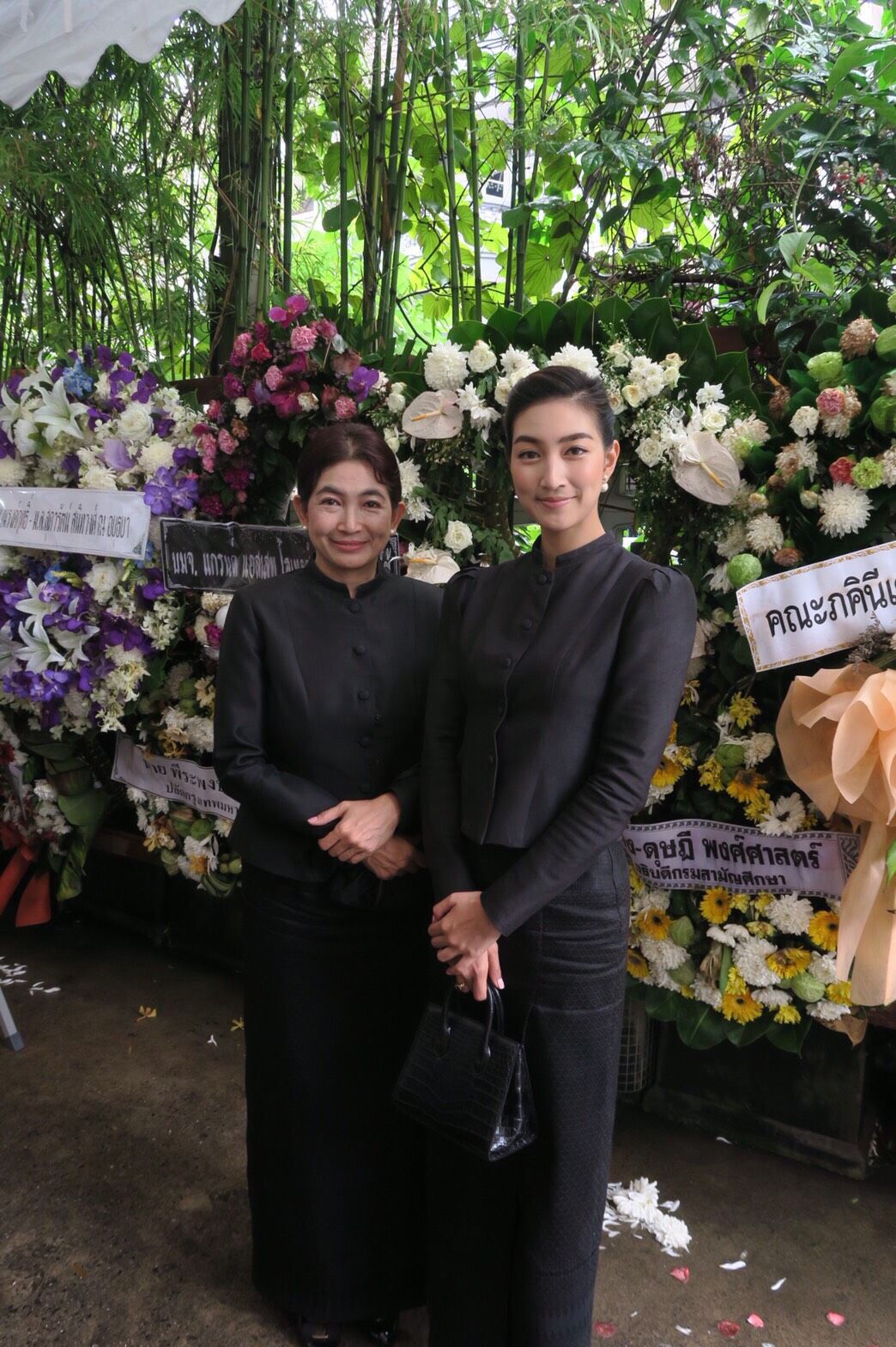 นางสาวเขมนิจและมารดา