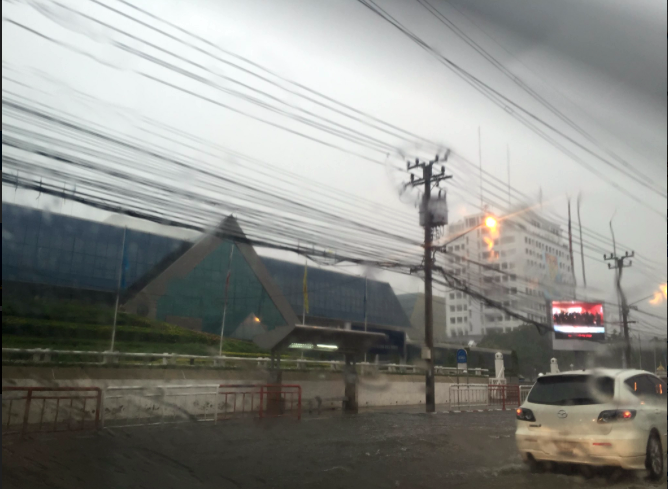 @js100radio แจ้งวัฒนะหน้าศูนย์ราชการ ฝนตกหนัก ระดับน้ำท่วมสูง