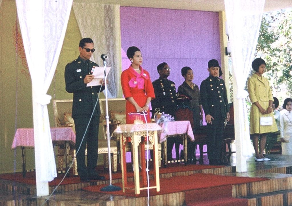 พระบาทสมเด็จพระเจ้าอยู่หัว และสมเด็จพระนางเจ้าฯ พระบรมราชินีนาถ เสด็จพระราชดำเนินพร้อมด้วยสมเด็จพระเจ้าลูกเธอ เจ้าฟ้าอุบลรัตนราชกัญญาฯ และสมเด็จพระเจ้าลูกยาเธอเจ้าฟ้าวชิราลงกรณฯ ทรงประกอบพิธีเปิดมหาวิทยาลัยเชียงใหม่เป็นทางการ 