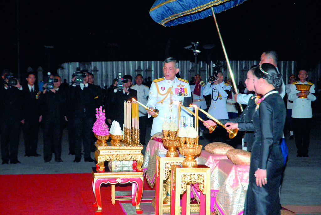 สมเด็จพระบรมโอรสาธิราชฯ สยามมกุฎราชกุมาร เสด็จฯ พร้อมด้วยพระบรมวงศานุวงศ์ ในการพระราชพิธีธรรมสวดพระอภิธรรมพระบรมศพ พระบาทสมเด็จพระเจ้าอยู่หัวภูมิพลอดุลยเดช ณ พระที่นั่งดุสิตมหาปราสาท ในพระบรมมหาราชวัง, สมเด็จพระเทพรัตนราชสุดาฯ สยามบรมราชกุมารี ทรงบำเพ็ญพระราชกุศลถวายภัตตาหารเช้าแด่พระภิกษุสงฆ์ในการพระพิธีธรรมสวดพระอภิธรรมพระบรมศพ ณ พระที่นั่งดุสิตมหาปราสาท ในพระบรมมหาราชวัง และทูลกระหม่อมหญิง อุบลรัตนราชกัญญา สิริวัฒนาพรรณวดี เสด็จเป็นการส่วนพระองค์ ทรงเยี่ยมเยียนประชาชนที่มาสักการะพระบรมศพโดยรอบพระบรมมหาราชวัง เมื่อวันที่ 23