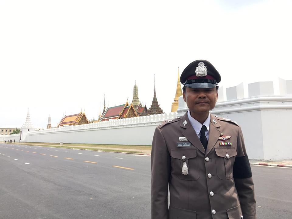 พ.ต.ท.กฤตภาส กิตติรัฐกรณ์ รองผกก.ป.สน.ชนะสงคราม ขณะปฏิบัติหน้าที่รับเสด็จฯ บริเวณประตูวิเศษไชยศรี พระบรมมหาราชวัง ณ วันที่ 18 ตุลาคม