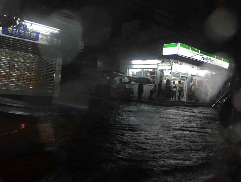 เวลา 18.54น. ถ.พัฒนาการ ขาออก ลงมาจากสะพานข้ามแยกคลองตัน! น้ำท่วมหมดทุกช่องทาง