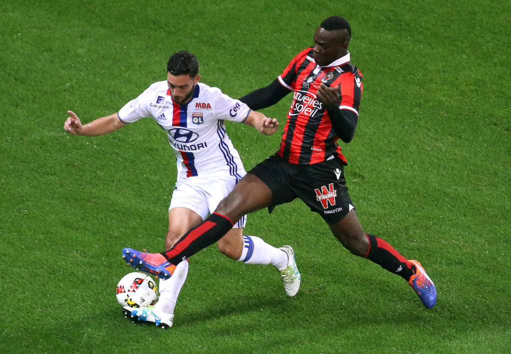 Football Soccer - Nice v Lyon - French Ligue 1 - Allianz Riviera stadium, Nice, France - 14/10/16 Nice's Mario Balotelli (R) challenges Lyon's Jordan Ferri. REUTERS/Eric Gaillard