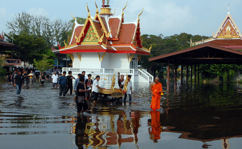 ลุยน้ำเผาศพอยุธยา