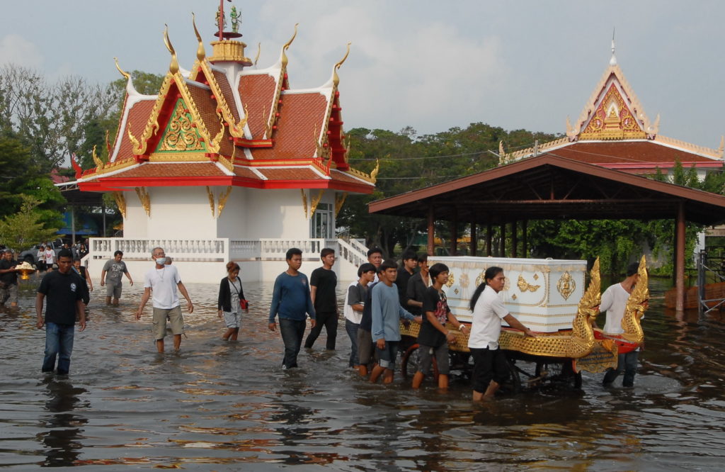 ลุยน้ำเผาศพอยุธยา